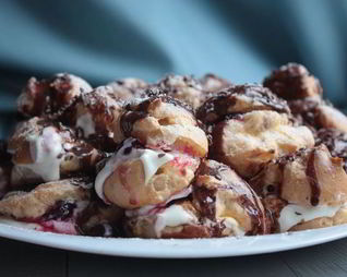 Торт из профитролей с вишней и шоколадом