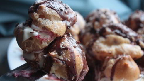 торт из профитролей с вишней и шоколадом