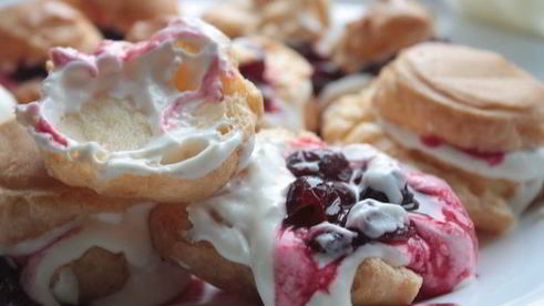 торт из профитролей с вишней и шоколадом