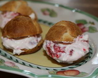 Эклеры с малиной и взбитыми сливками