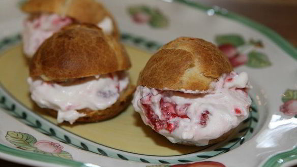 Рецепт Эклеров с малиной и взбитыми сливками