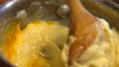 эклеры с малиной и взбитыми сливками