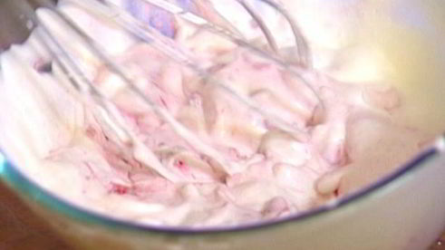 эклеры с малиной и взбитыми сливками