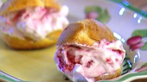 эклеры с малиной и взбитыми сливками