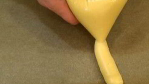 эклеры с шоколадной помадкой и масляным кремом