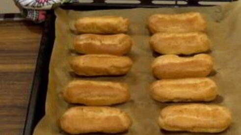 эклеры с шоколадной помадкой и масляным кремом