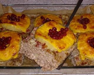 Мясная запеканка с ананасом, сыром и брусникой