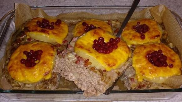 Рецепт Мясной запеканки с ананасом, сыром и брусникой