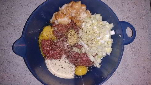 мясная запеканка с ананасом, сыром и брусникой