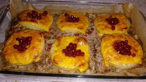 мясная запеканка с ананасом, сыром и брусникой