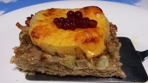 мясная запеканка с ананасом, сыром и брусникой