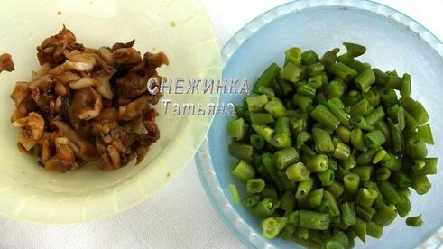 порционные грибные запеканки с томатами, стручковой фасолью и сыром джюгас