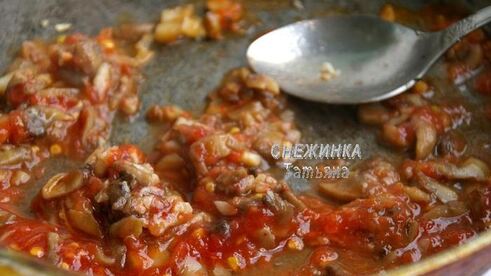 порционные грибные запеканки с томатами, стручковой фасолью и сыром джюгас