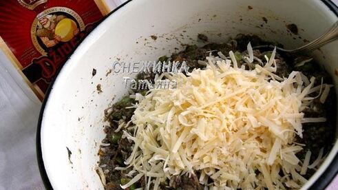 порционные грибные запеканки с томатами, стручковой фасолью и сыром джюгас