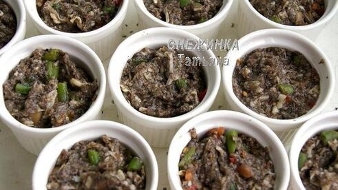 порционные грибные запеканки с томатами, стручковой фасолью и сыром джюгас