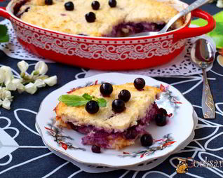 Творожно-кокосовая запеканка со смородиной