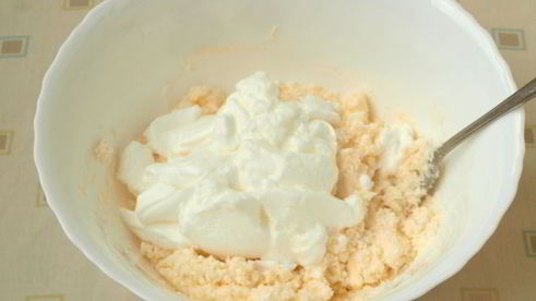 творожно-кокосовая запеканка со смородиной