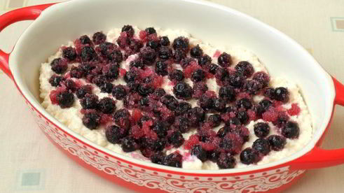 творожно-кокосовая запеканка со смородиной