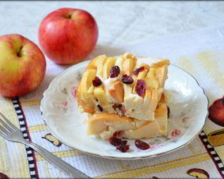 Творожно-яблочная запеканка с клюквой