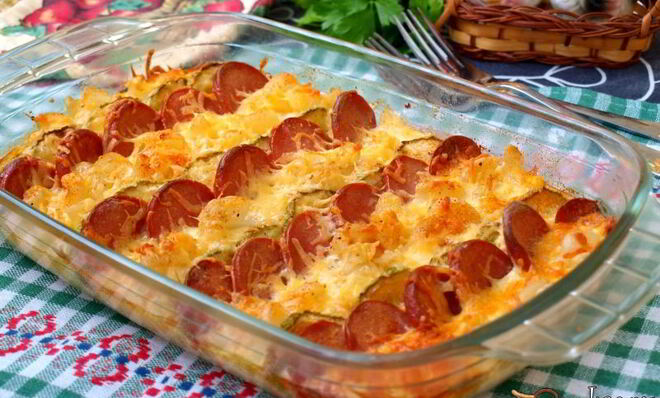 Запеканка из макарон с сардельками и кабачками