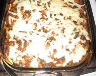 Запеканка из макарон, шпината и сыра с томатным соусом