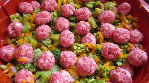 запеканка с брокколи и мясными шариками