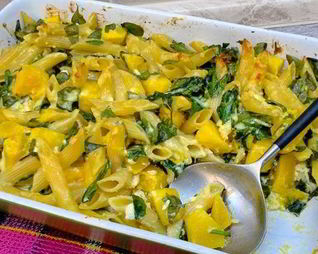 Запеканка с тыквой, пастой и шпинатом