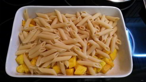 запеканка с тыквой, пастой и шпинатом