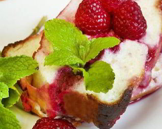 Запеканка творожная с малиной