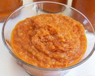 Аджика из кабачков с томатной пастой на зиму