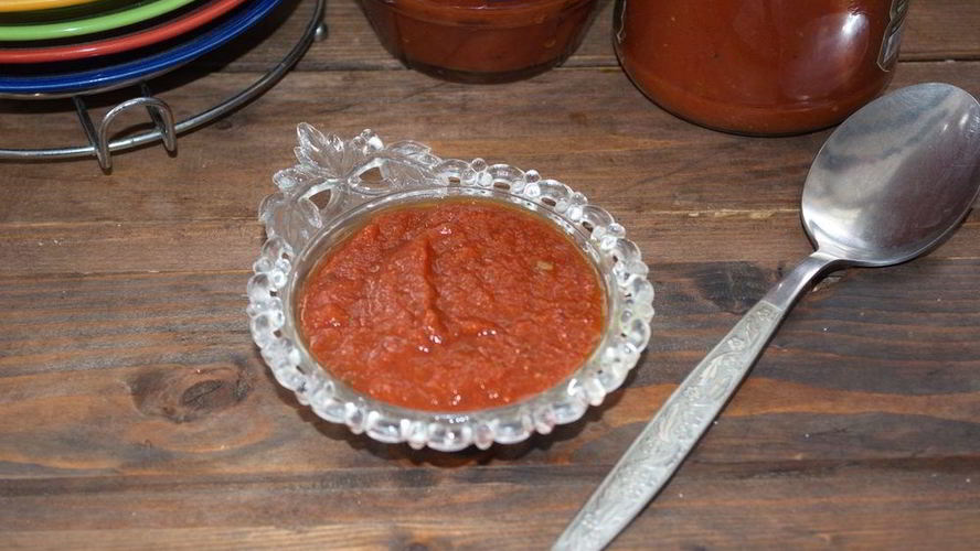 Рецепт аджики из яблок и томата на зиму