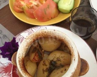 Говядина с овощами и аджикой в горшочках