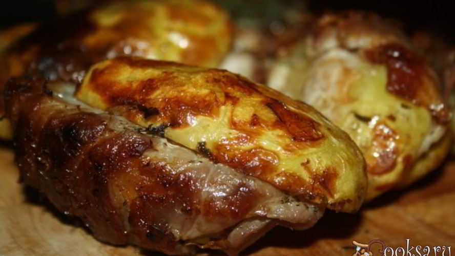 Рецепт картофеля с беконом и сухой кавказской аджикой в фольге в углях