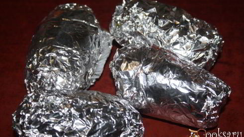 картофель с беконом и сухой кавказской аджикой в фольге в углях