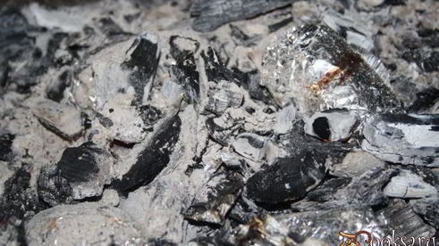 картофель с беконом и сухой кавказской аджикой в фольге в углях