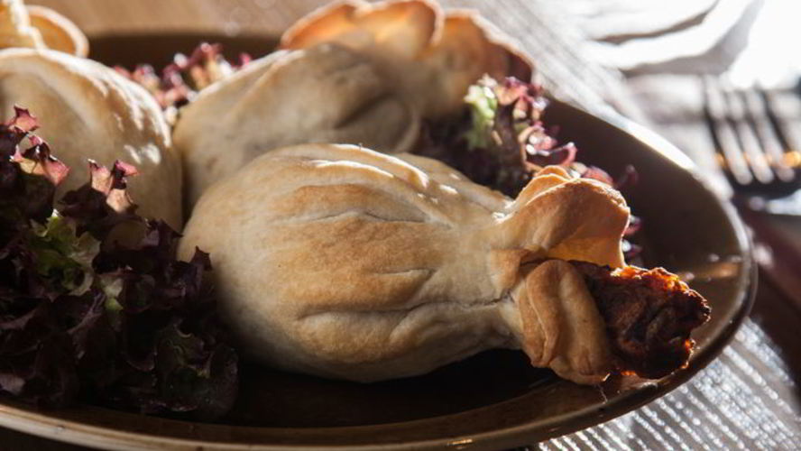 Рецепт куриных голеней с аджикой в слоеном тесте