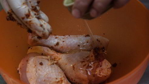 куриные голени с аджикой в слоеном тесте