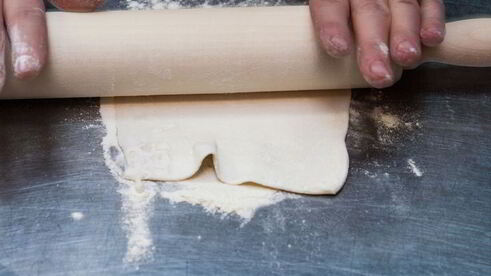 куриные голени с аджикой в слоеном тесте