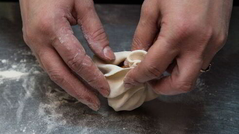 куриные голени с аджикой в слоеном тесте