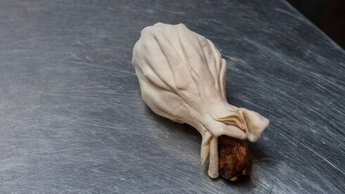 куриные голени с аджикой в слоеном тесте