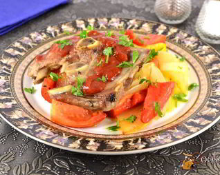 Обжаренные свиные ребрышки с аджикой и овощами Al Dente