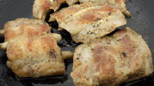 обжаренные свиные ребрышки с аджикой и овощами al dente