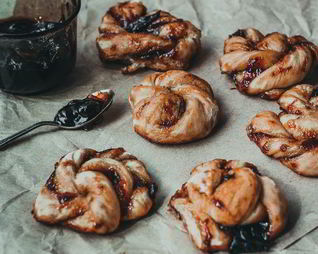 Крученые булочки с ягодным джемом