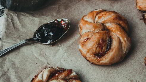 крученые булочки с ягодным джемом
