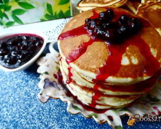 Оладушки с лимонной цедрой, коньяком и черносмородиновым джемом