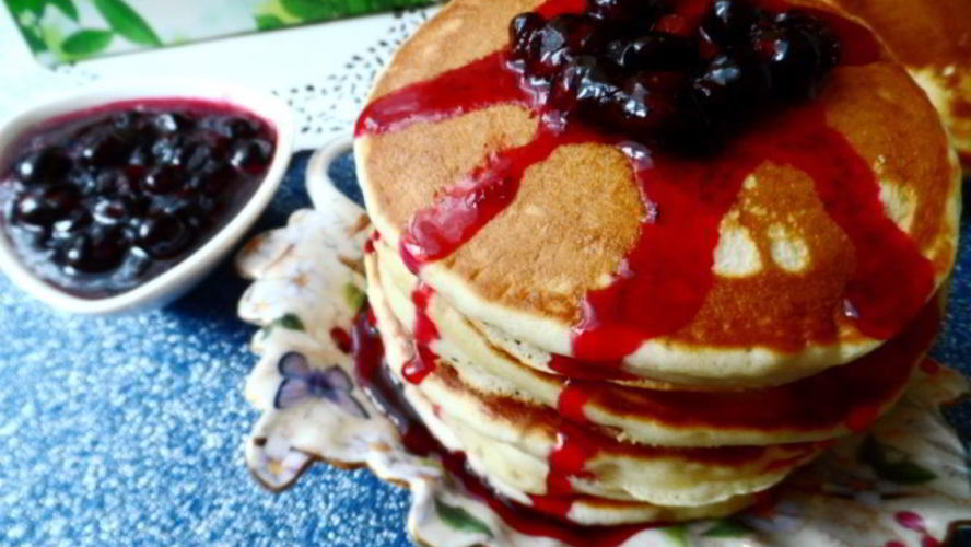 Рецепт оладушек с лимонной цедрой, коньяком и черносмородиновым джемом