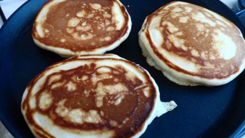 оладушки с лимонной цедрой, коньяком и черносмородиновым джемом