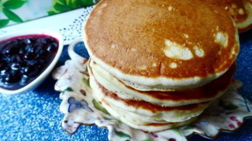 оладушки с лимонной цедрой, коньяком и черносмородиновым джемом