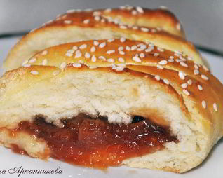 Плетеная булка с яблочным джемом
