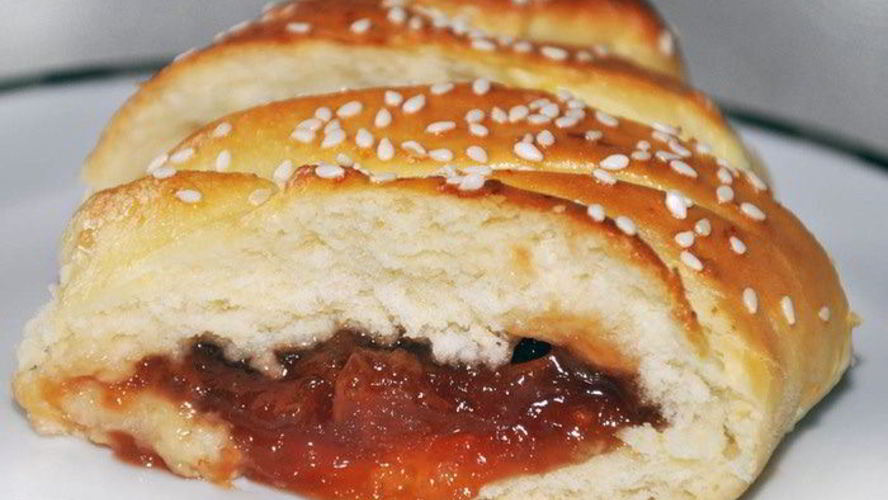 Рецепт плетеной булки с яблочным джемом